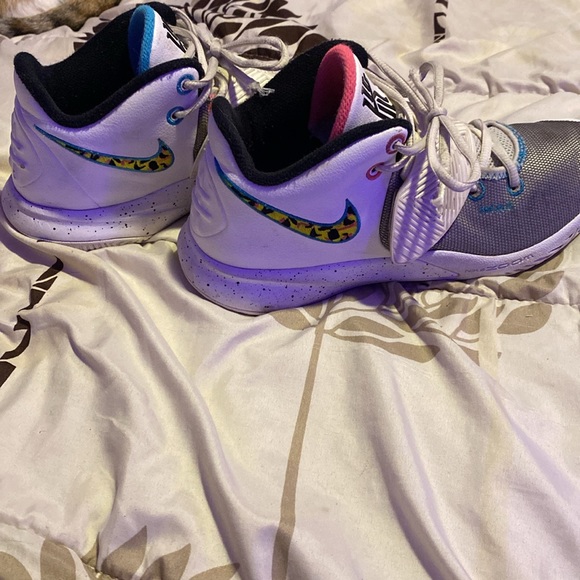 Nike Kyrie 3s - Picture 2 of 6